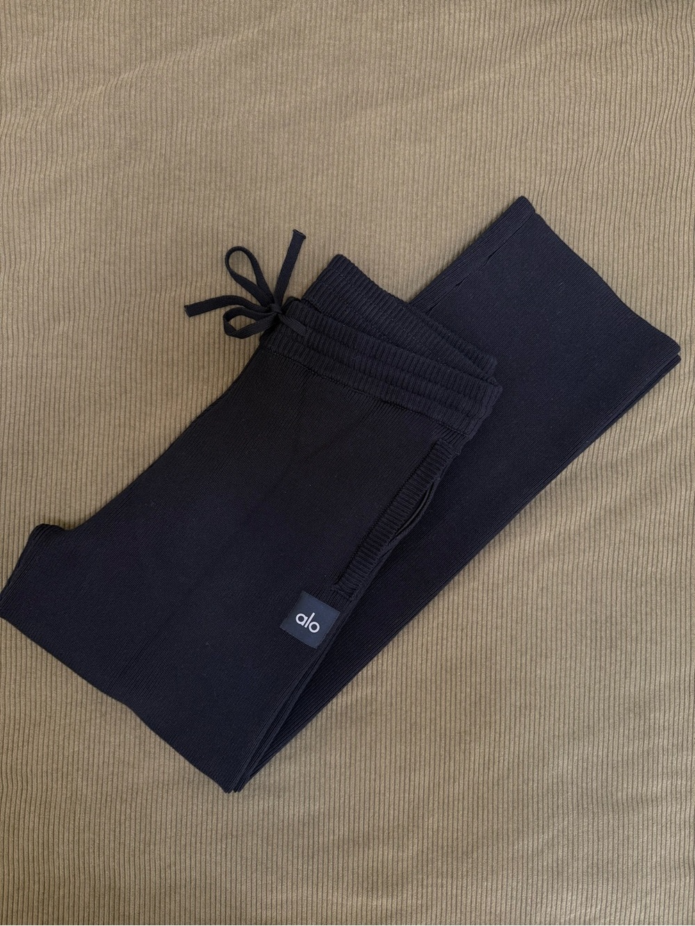Alo Yoga- Scholar Straight Leg Sweatpants-Small